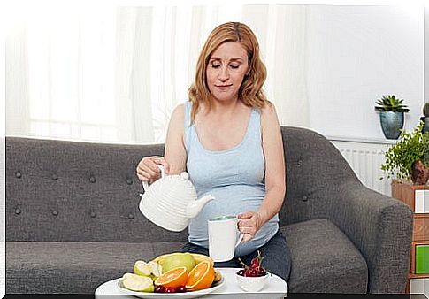 Symptoms of the second trimester of pregnancy can be alleviated through a good diet.