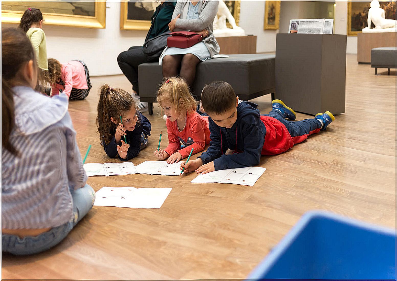 Children studying in a museum thanks to cross-learning.