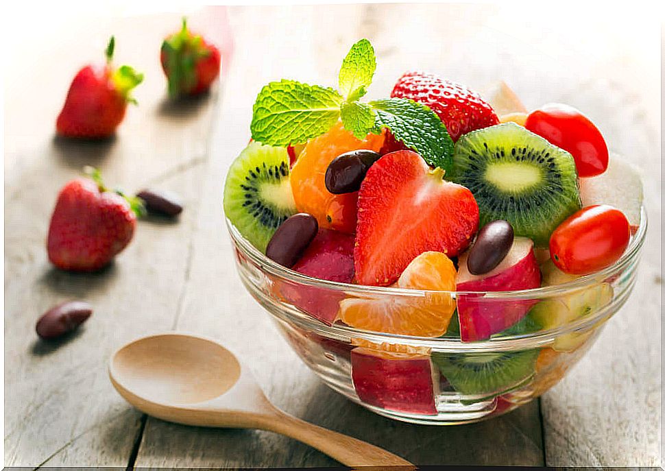 Fruit salads are a refreshing option for children in summer.