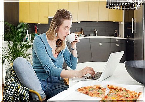 Mothers who work from home should try not to mix leisure time with work obligations.