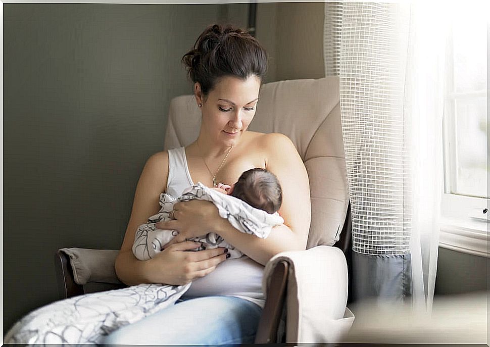 Mother breastfeeding her baby to take advantage of the bioactive peptides in milk.