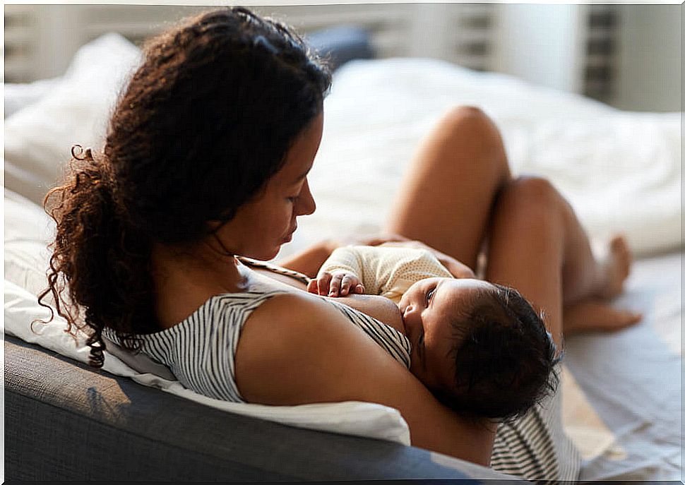 Mom breastfeeding her baby to provide him with defensins.