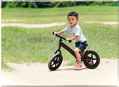 Cycling for children is a recommended sport because it encourages their autonomy.