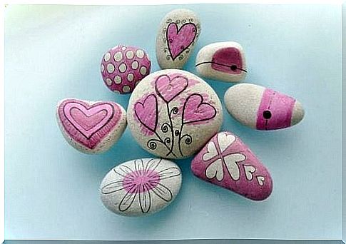 Decorating stones is, in addition to great entertainment, a way of working on children's creativity.