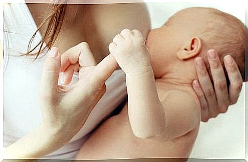 Breast milk is the best option for feeding the baby during the first weeks of life.