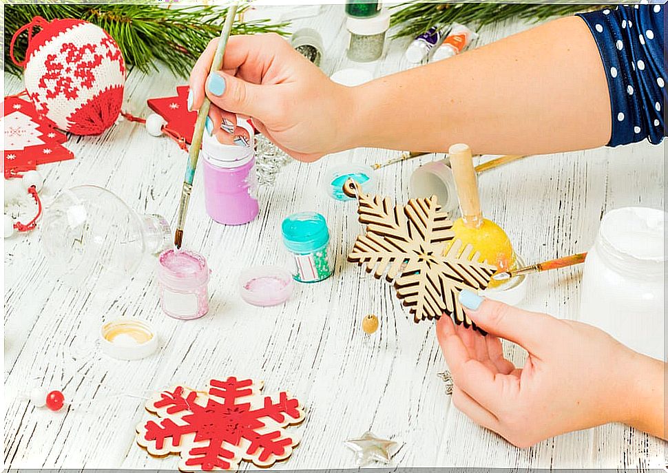 Painting a snowflake to dry the Christmas cards.