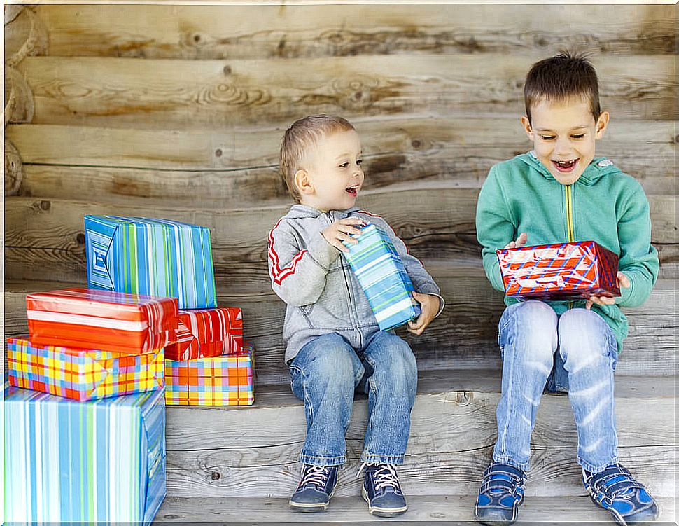 Children opening solidarity gifts at Christmas.