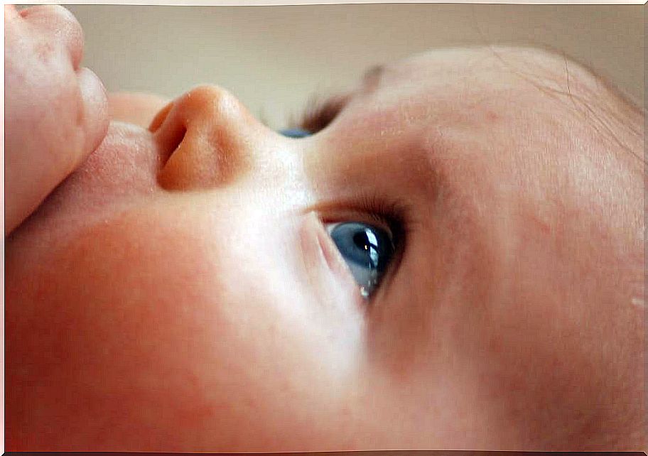 When the baby chokes on milk, it is necessary to remain calm.