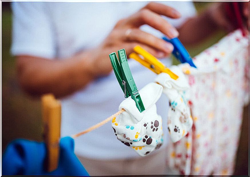 How to wash newborn clothes?