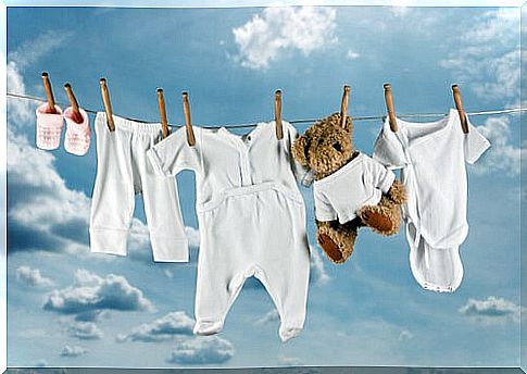 The tips for washing baby's clothes translate into three main premises regarding the use of special products.