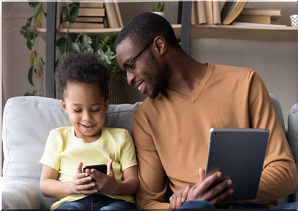 Father with his son teaching him the use of Kiddle, the infantile finder.