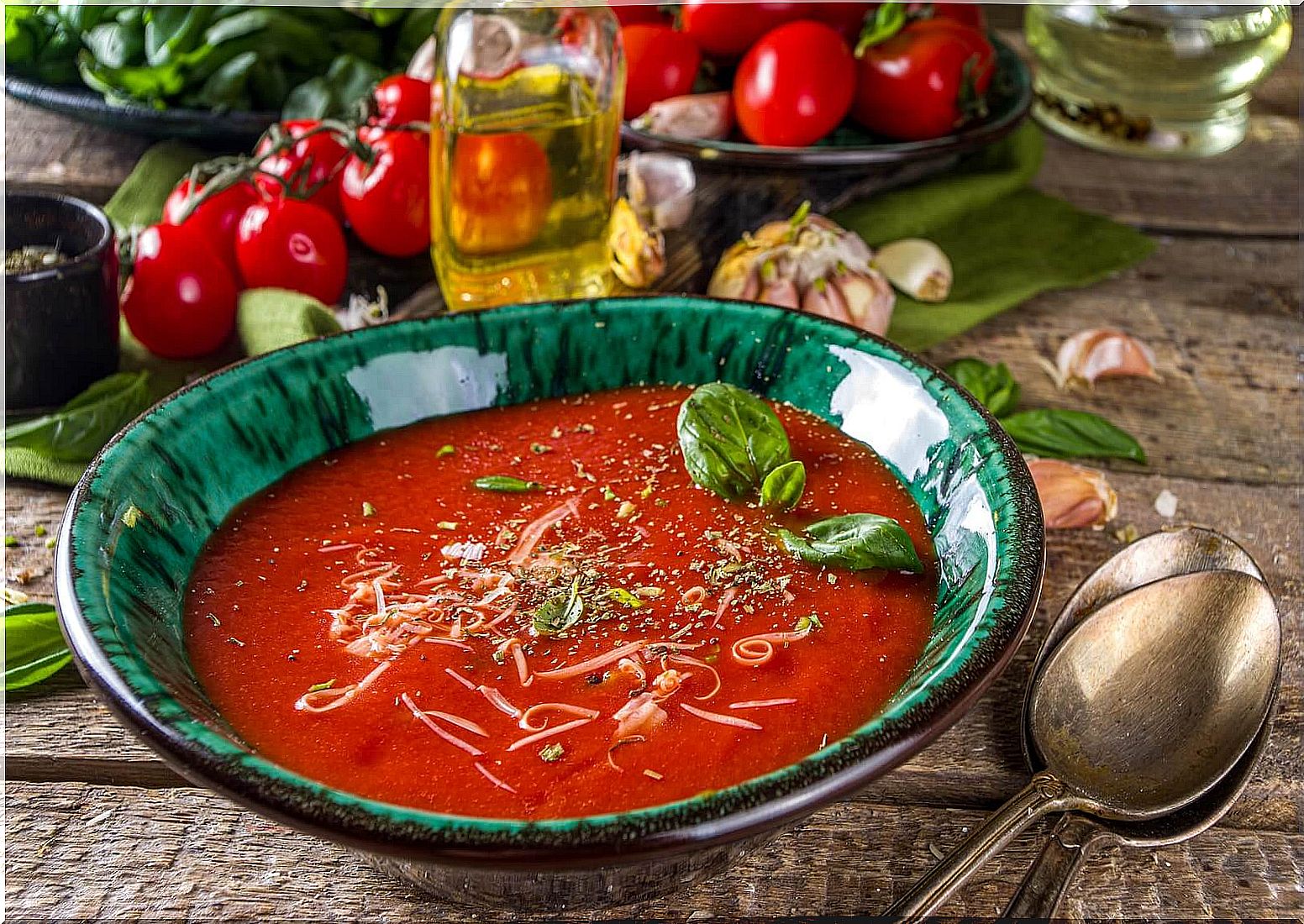 Tomato soup, one of the soups and creams to combat the heat.