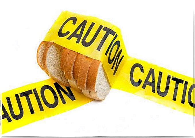 Sliced ​​bread wrapped in a yellow band as a precaution for gluten intolerance.