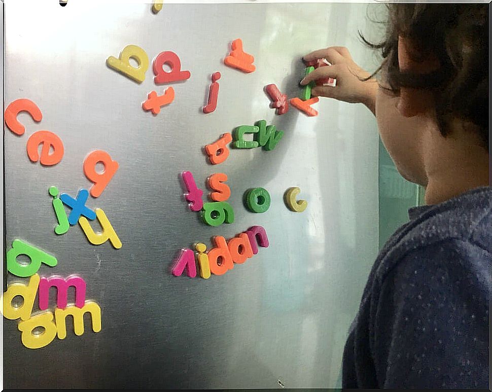 Child carrying out one of the activities of the Montessori method to learn to read and write.