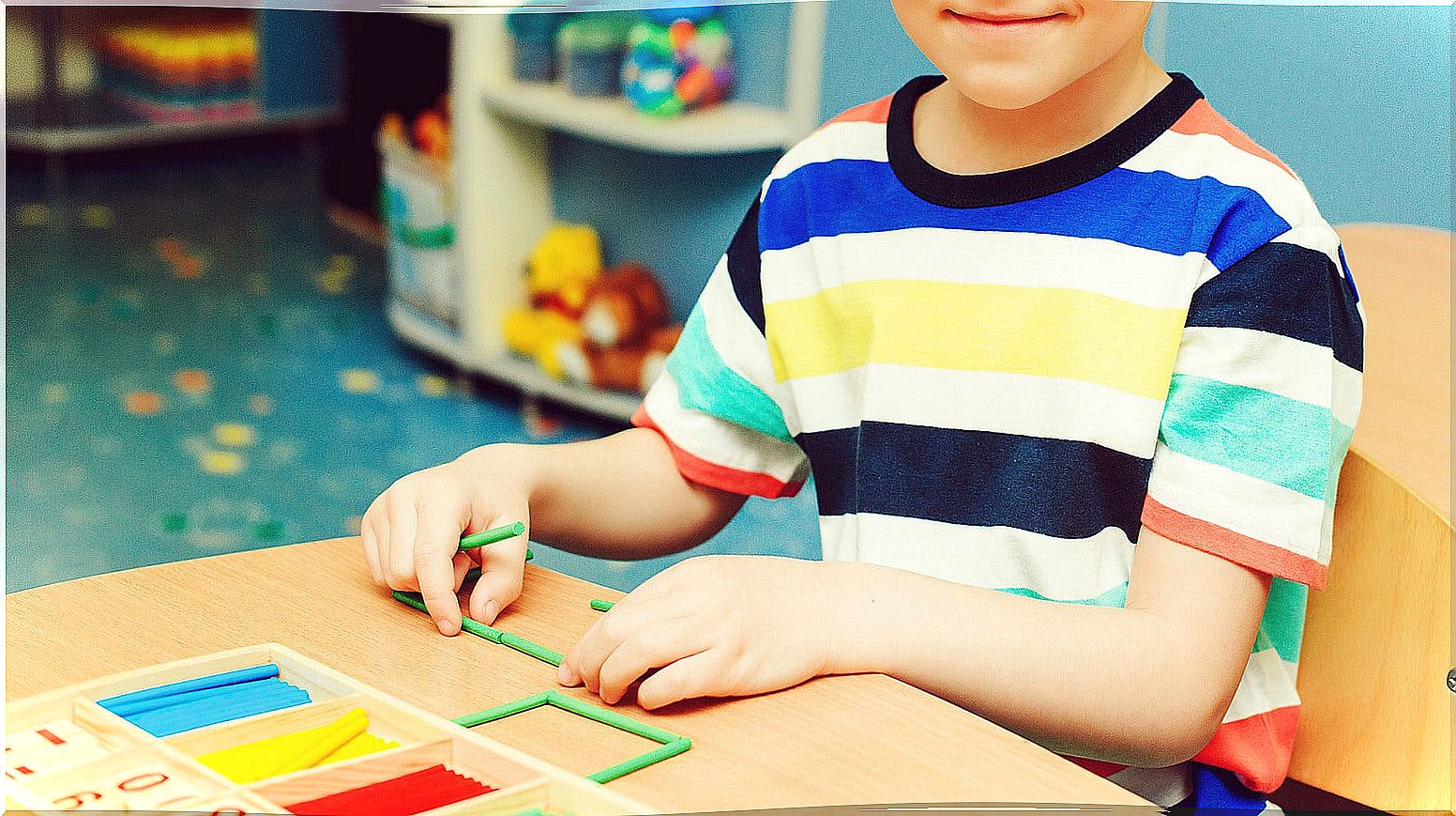 Child learning to multiply thanks to the Pythagorean table.