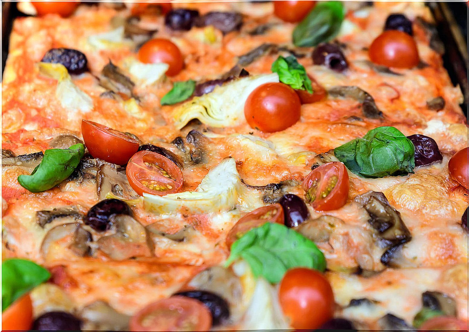 Homemade pizza, one of the healthy fast food recipes.