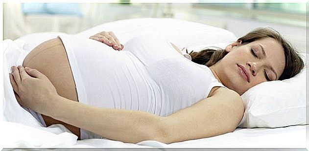 pregnant-sleeps-on-back-p