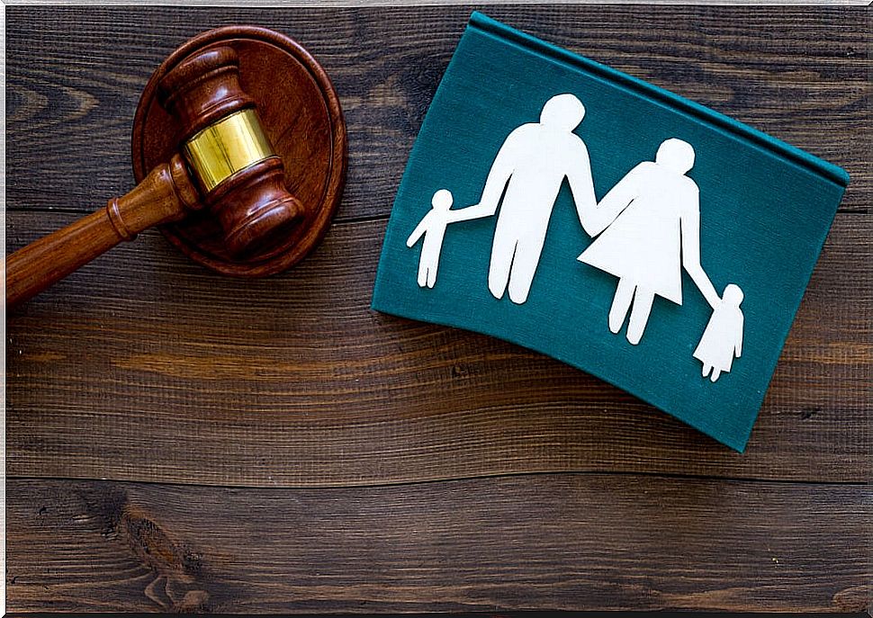 Family court represented by a gavel and a drawing of parents with their children.