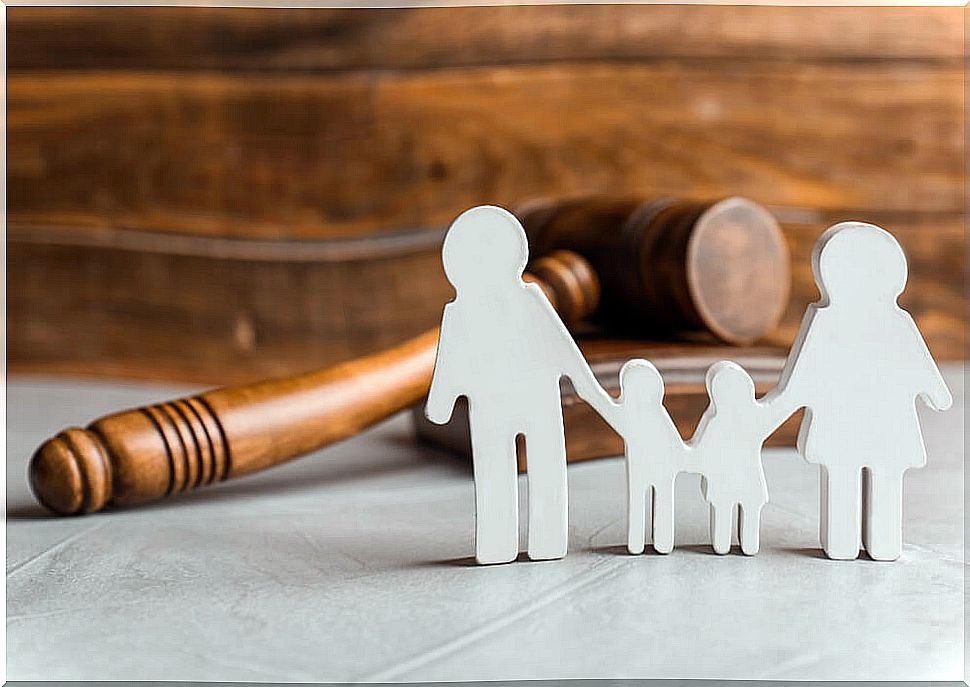 Silhouette of a family and a gavel to represent the Family Court.