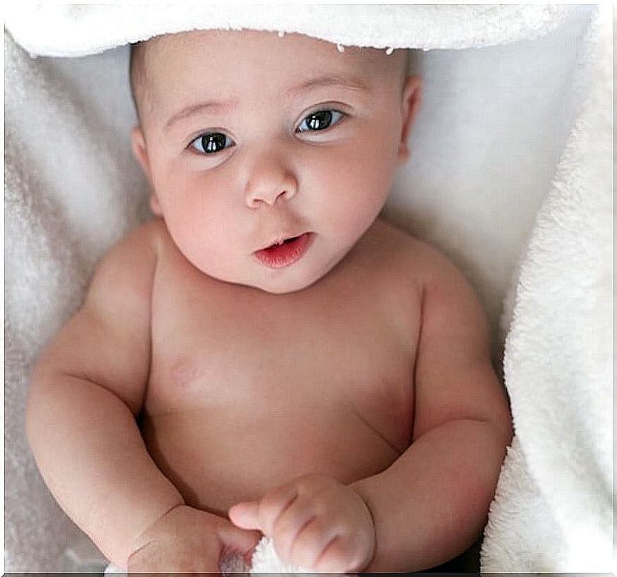 The towel is essential in the baby's bath