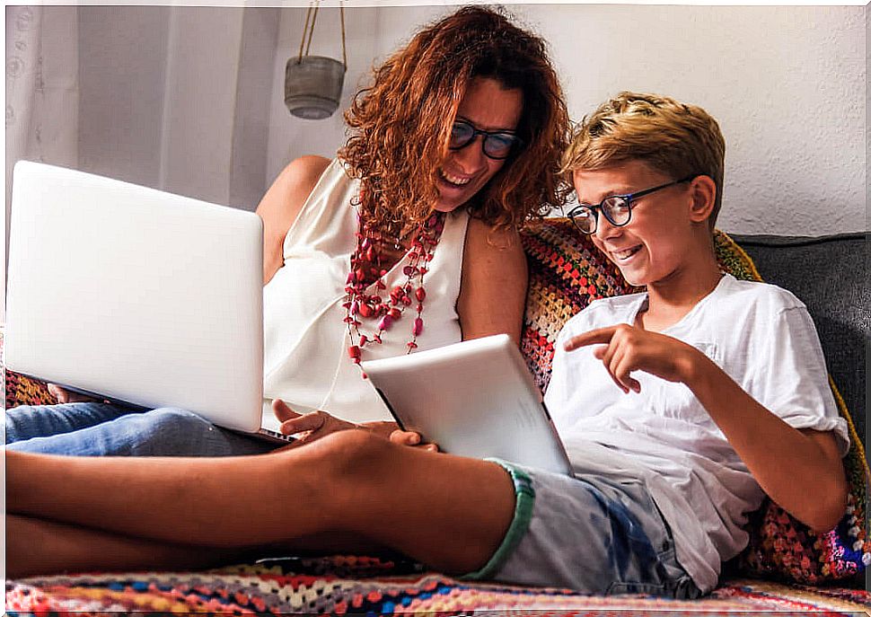 Mother and son watching the contents of the initiative We learn at home.