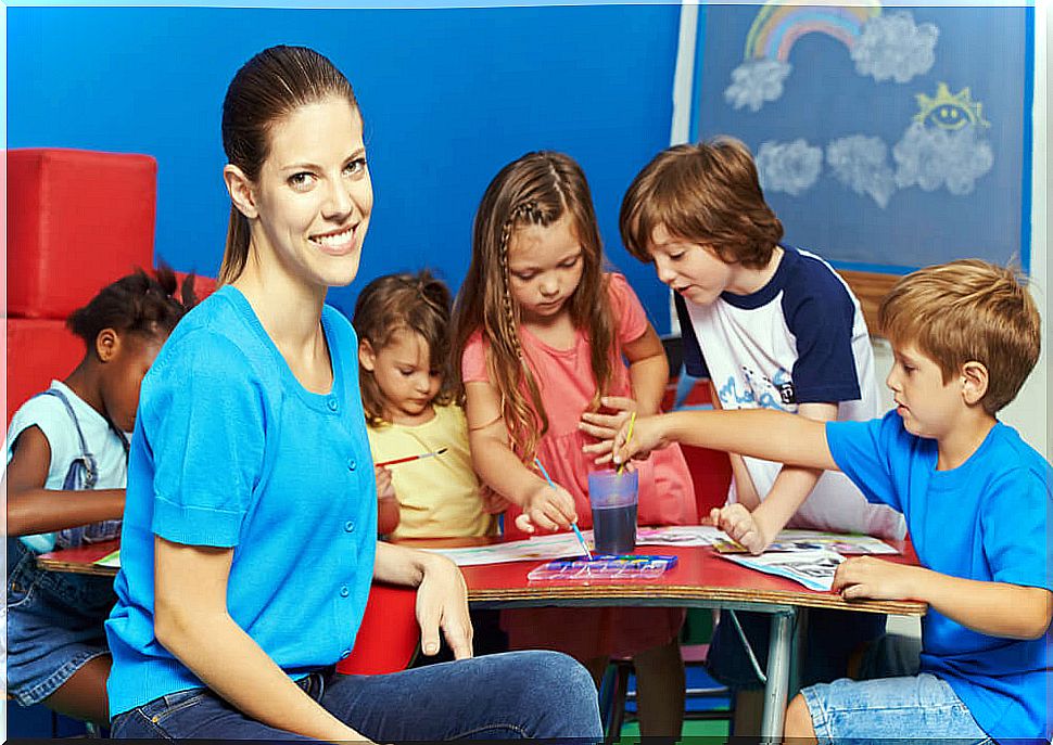 Teacher in class teaching a pedagogy of otherness to her students.