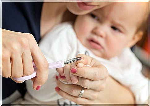 Cutting the nails to the baby is not necessary during his first month of life.