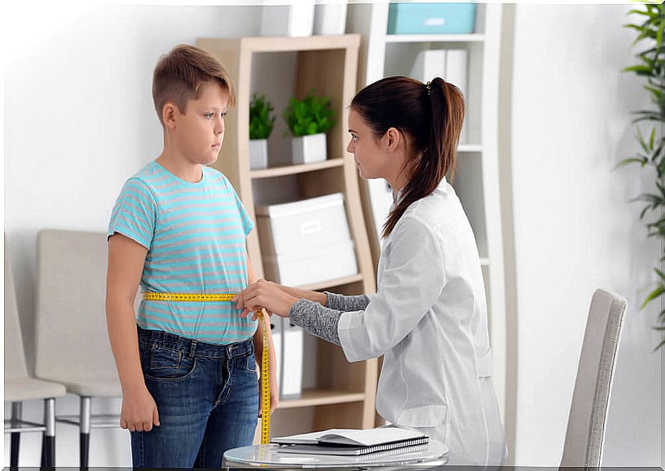 Child with the nutritionist because of his overweight.